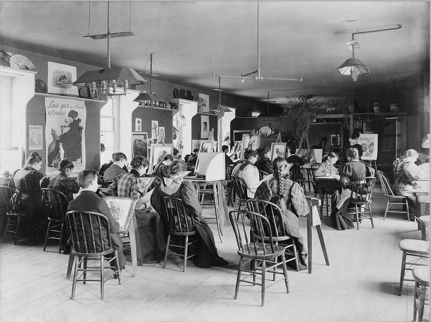 Late 1800s photograph of a classroom filled with young art students drawing from still life models.